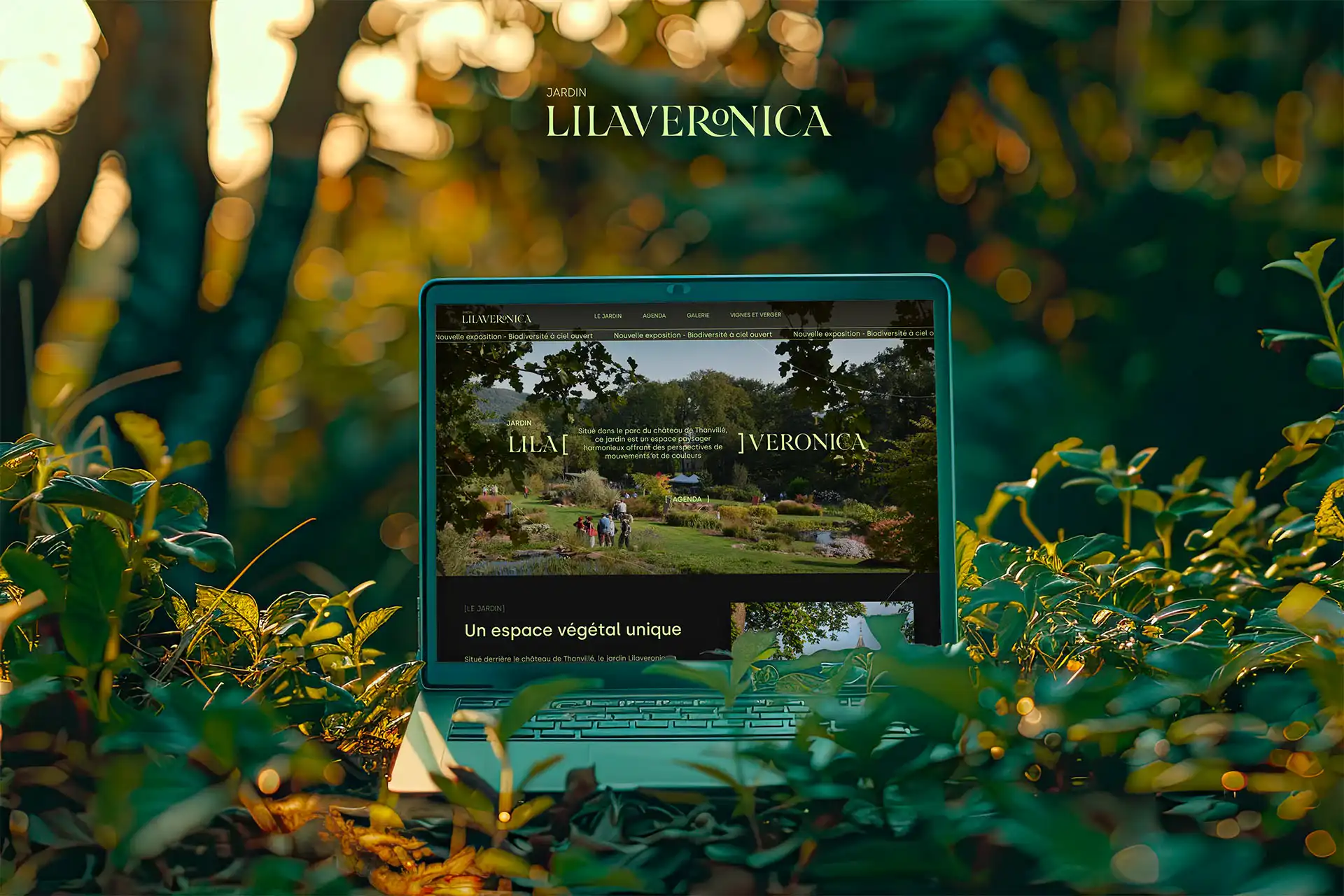 Mockup du site du jardin LilaVéronica sur un laptop dans les fleurs