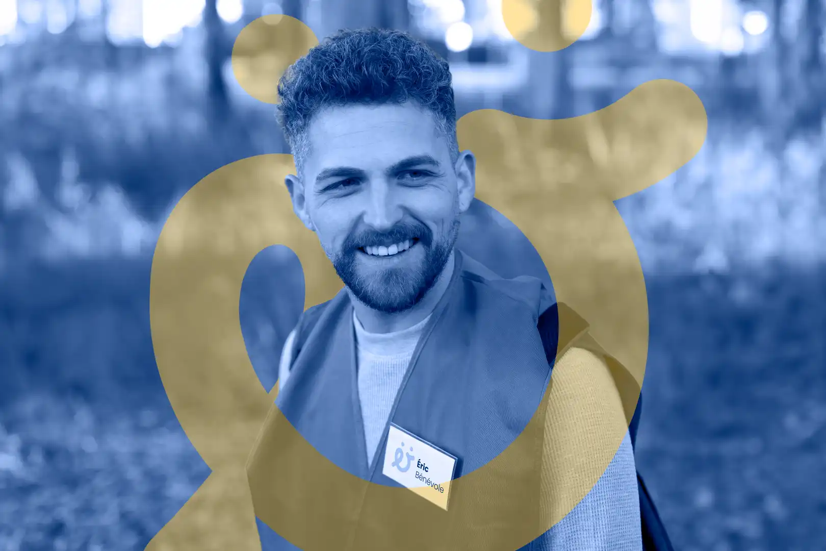 Photo retouchée d'un bénévole avec un badge Emmaüs