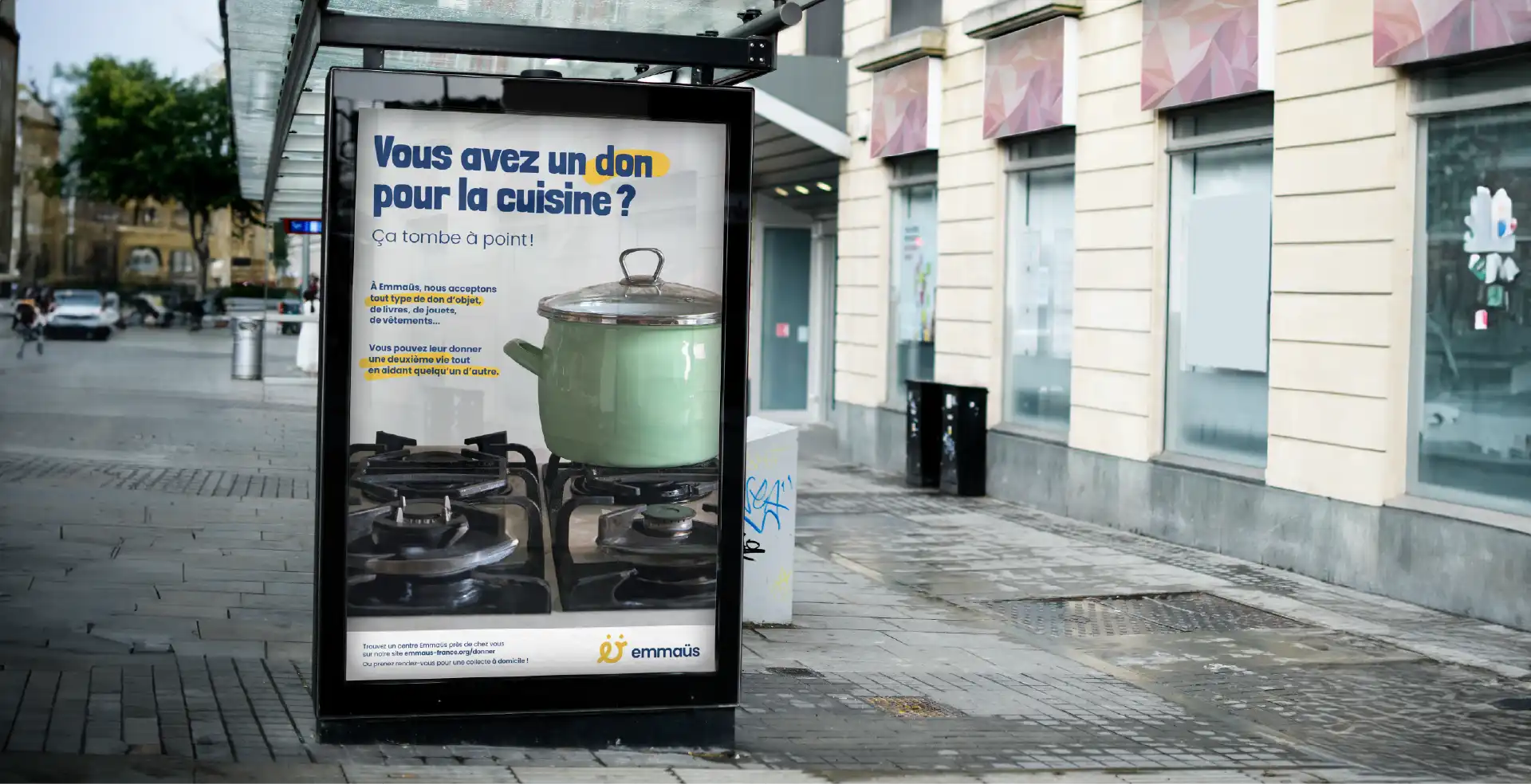 Montage d'une affiche Emmaüs élaborée pour le lancement de la nouvelle campagne : Vous avez un don pour la cuisine ?