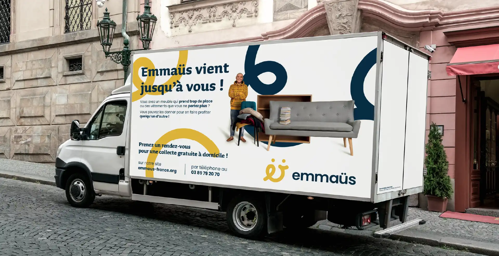 Mockup d'un camion de ramassage floqué Emmaüs