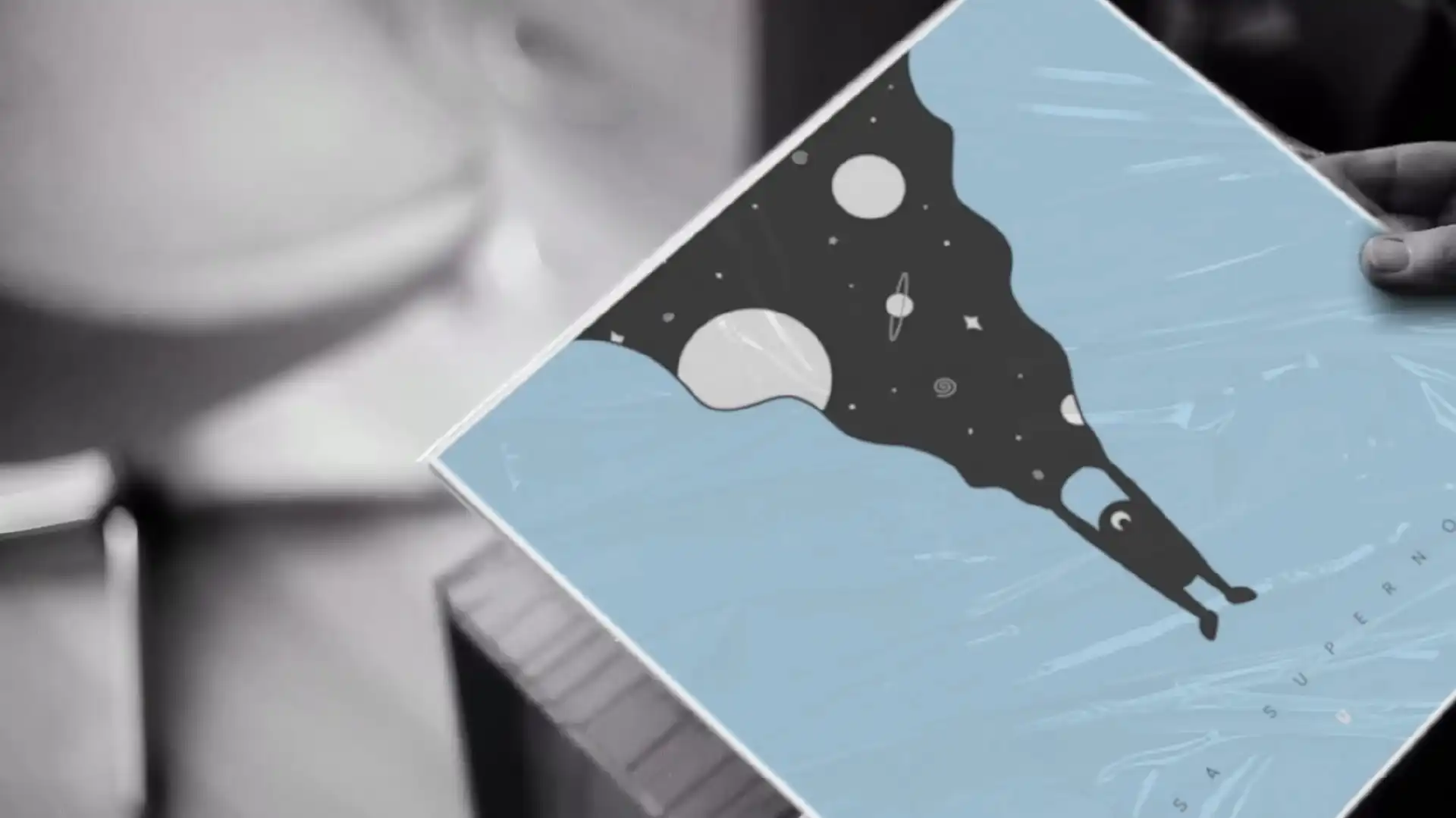 Mockup de la pochette du vinyle vue de face, le disque sors sur le côté