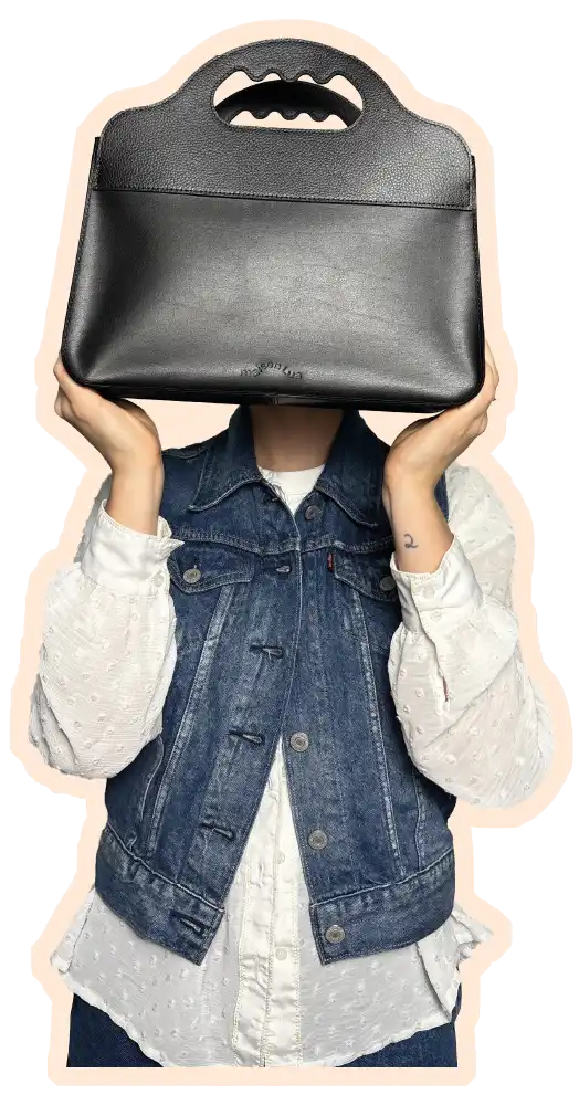 Une femme tenant un sac Lua devant son visage