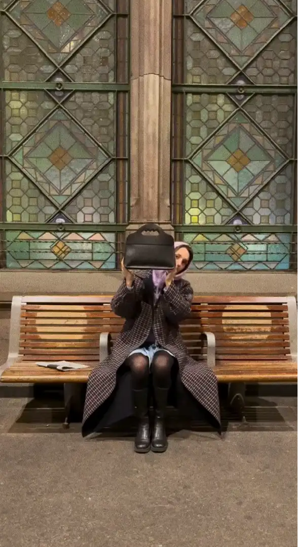 Amanda sur un banc, tenant un Lua