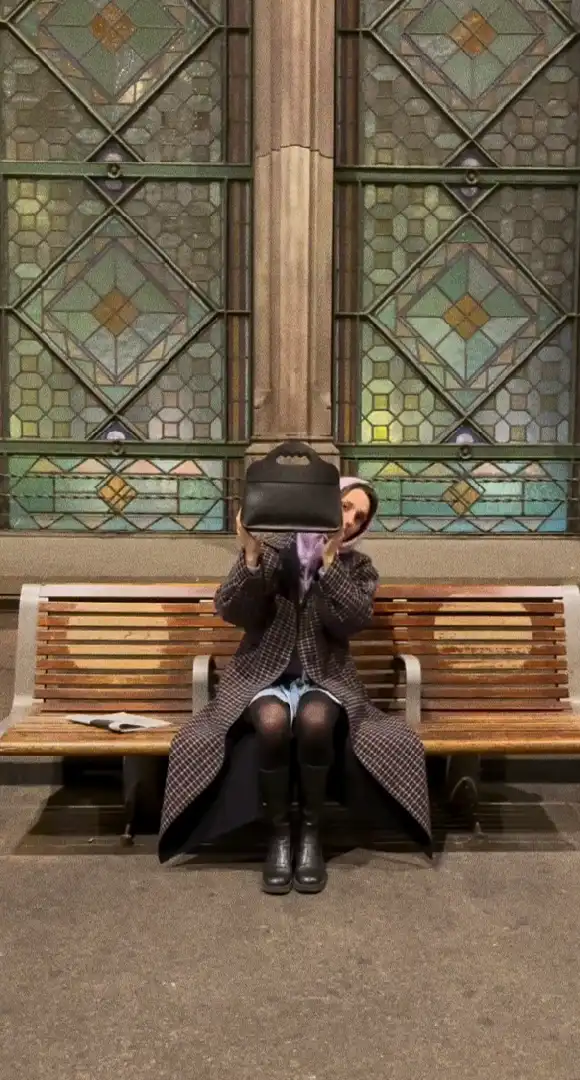 Amanda sur un banc, tenant un Lua