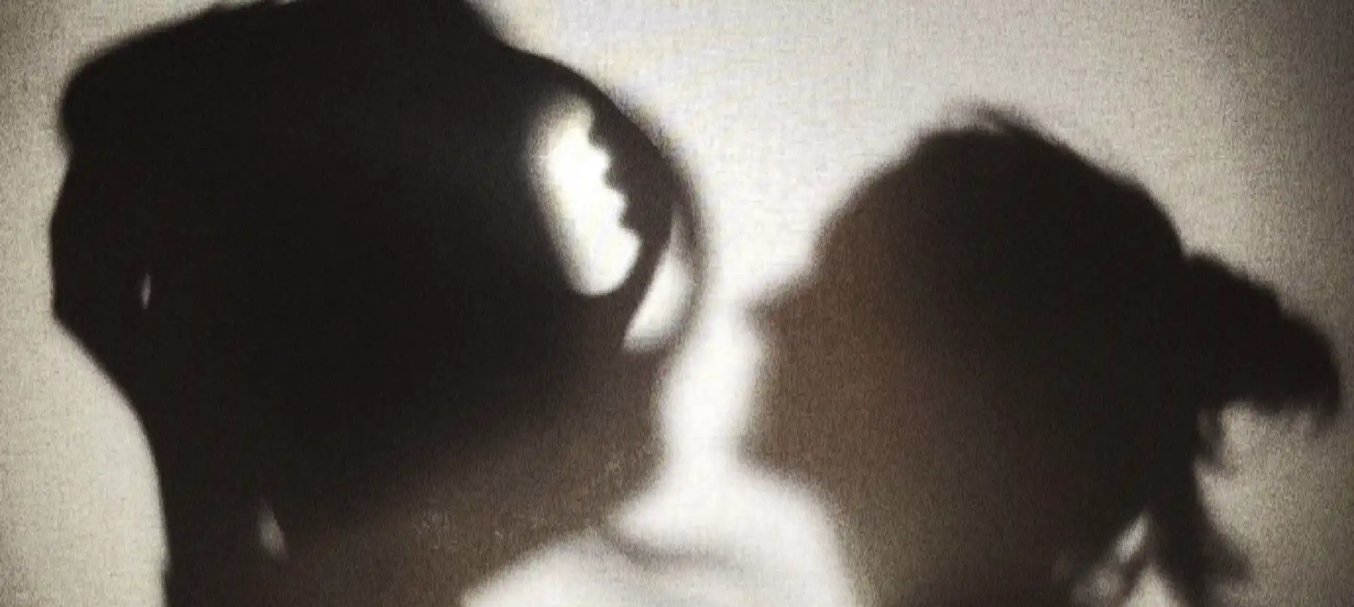 Silhouette d'une femme tenant un Lua